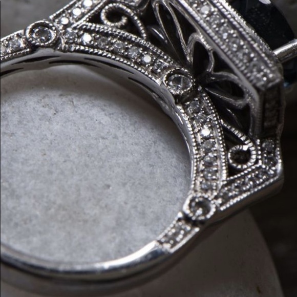 18Kt White Gold Diamond Engagement Ring - Picture 2 of 4